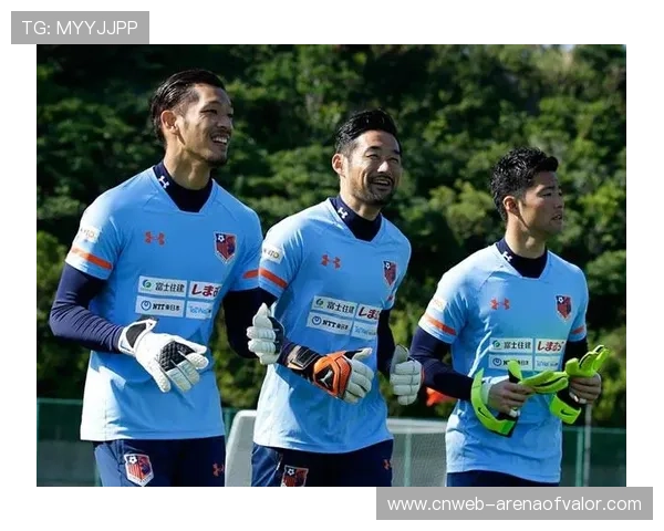 终场哨响,韩旭与队友庆祝主场逆转胜利,主场不败纪录得以延续。 终场哨响,韩旭与队友庆祝主场逆转胜利,主场不败纪录得以延续。